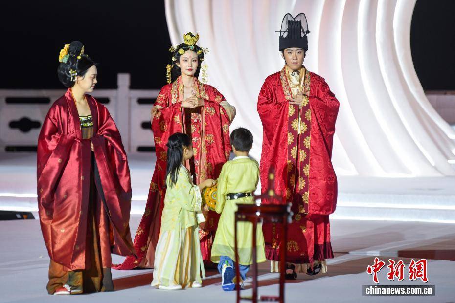 三亞天涯海角婚慶節上演中西婚俗秀