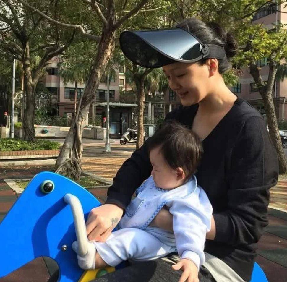 原創大S離世後第一個跨年，小S帶媽媽看煙花，S媽眼含熱淚惹人心疼