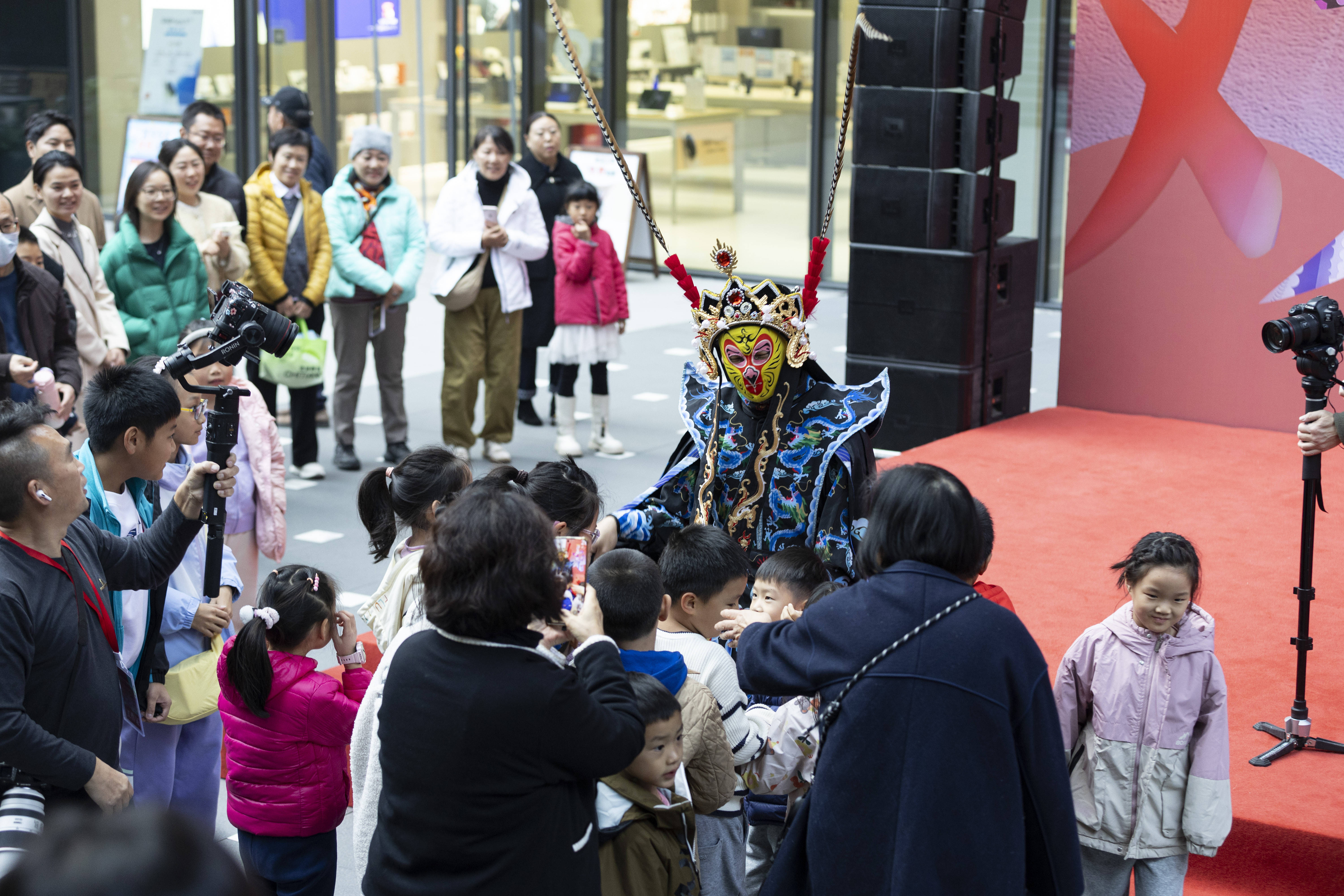 戲劇上街、聲音入耳，老舍戲劇節“破圈”撬動消費新熱度