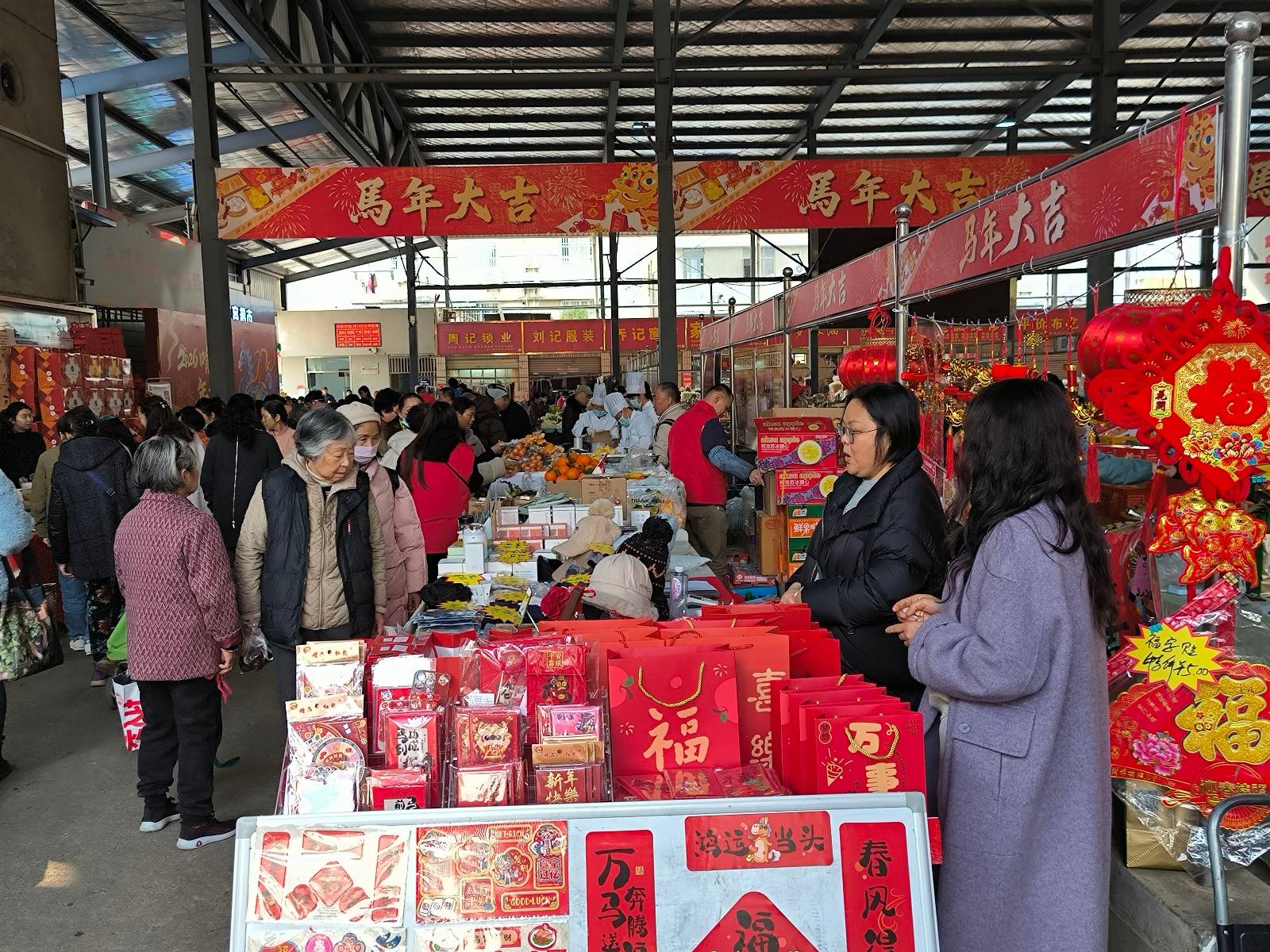 華中科技大學舉辦年貨節：學校餐廳自制近千斤手工臘味，眾多師生把“大學味道”帶回家
