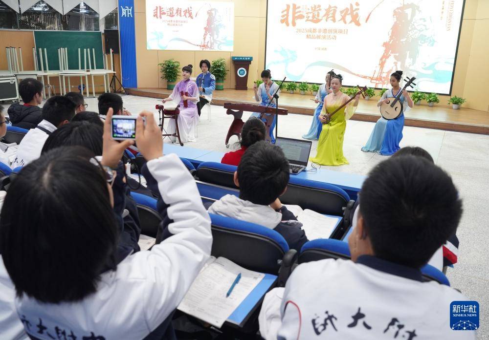 成都：非遺精品展演進中學