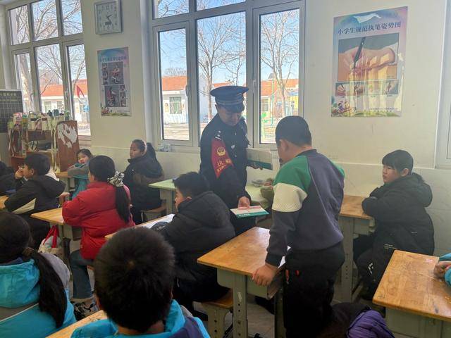 安全知識潤童心，青島機場站派出所走進小學開展宣講課堂