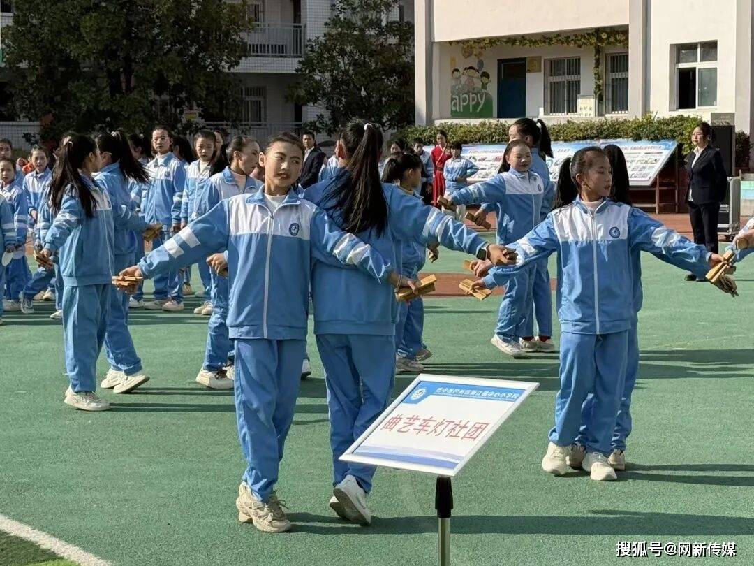 巴中市小學美育骨幹教師專項培訓班走進清江小學