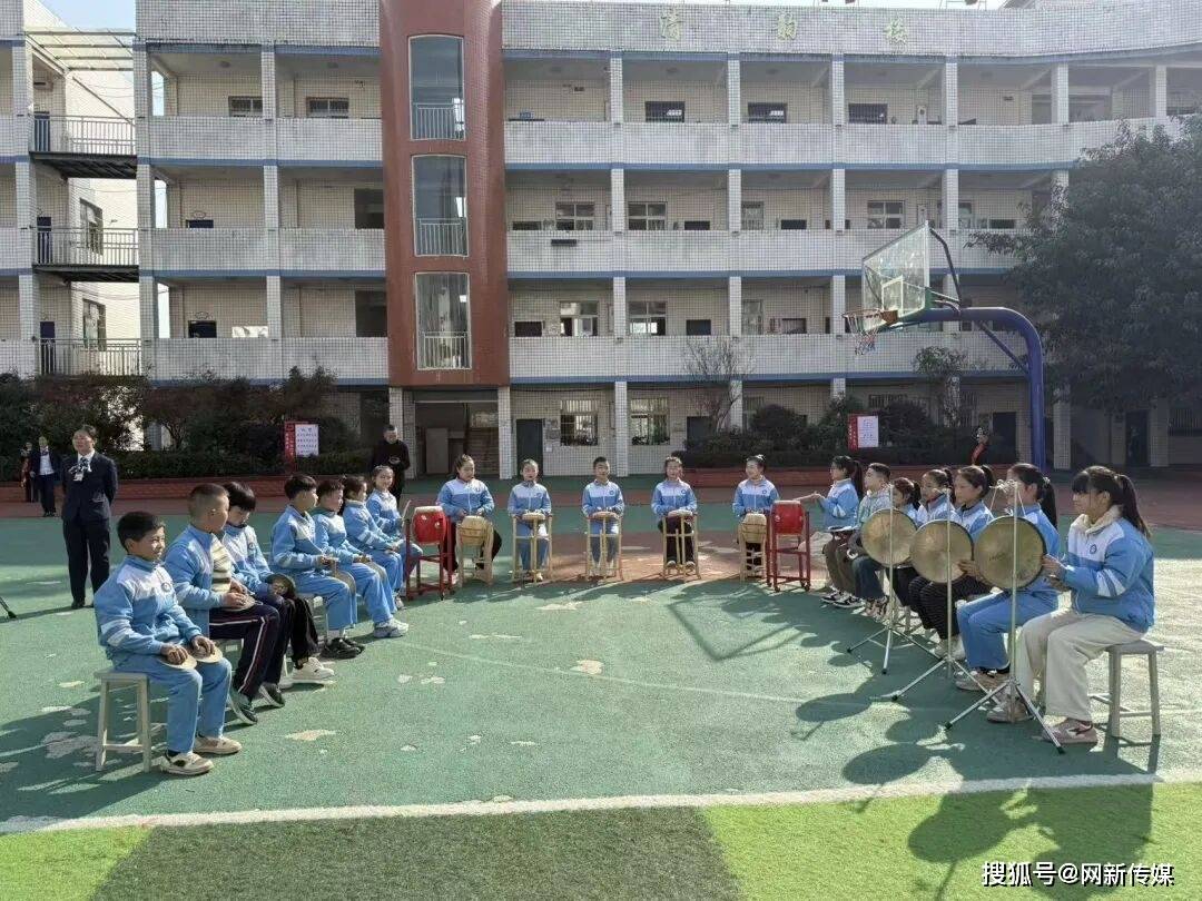 巴中市小學美育骨幹教師專項培訓班走進清江小學