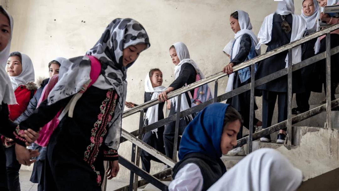 阿富汗永久禁止女性讀中學大學？220萬女孩恐變文盲，偷著學被逮會受罰？
