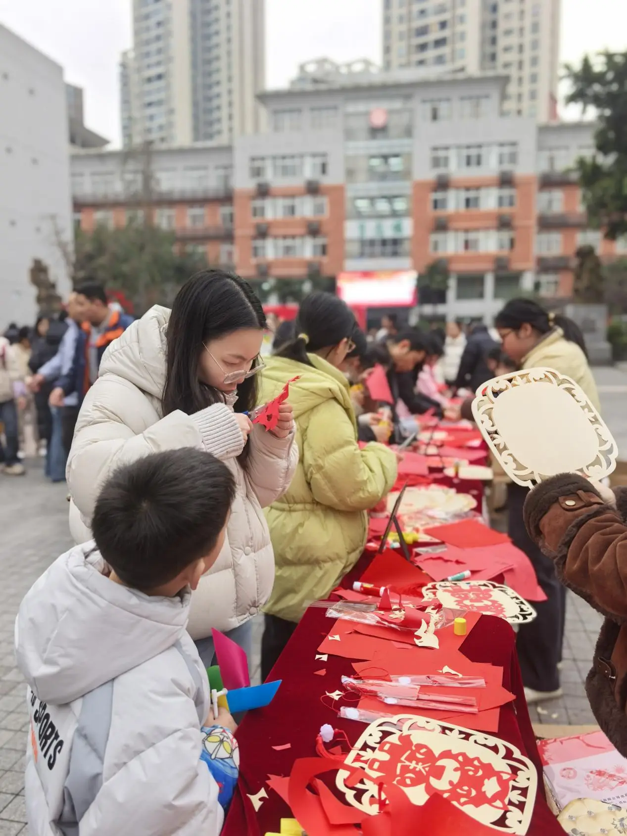 揮毫剪紙猜燈謎，兩江育才中學新春活動有滋有味