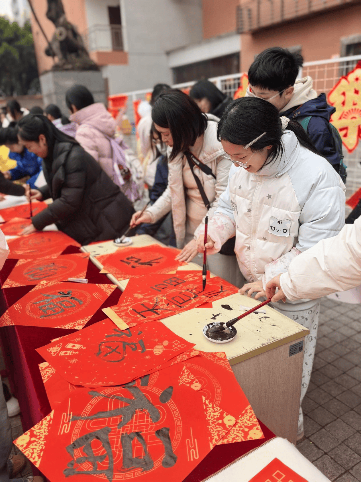 揮毫剪紙猜燈謎，兩江育才中學新春活動有滋有味