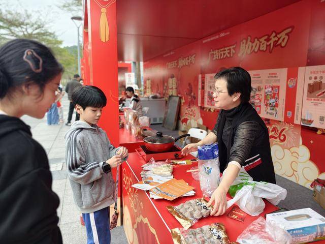 產品熱銷商家緊急調貨，汕頭金平區攜潮味美食亮相“粵享年集”