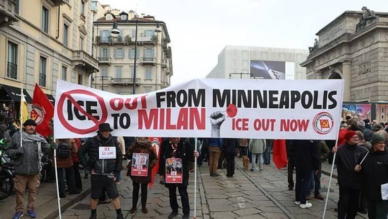 原創義大利示威者米蘭集會，抗議美國移民與海關執法局參與冬奧會安保