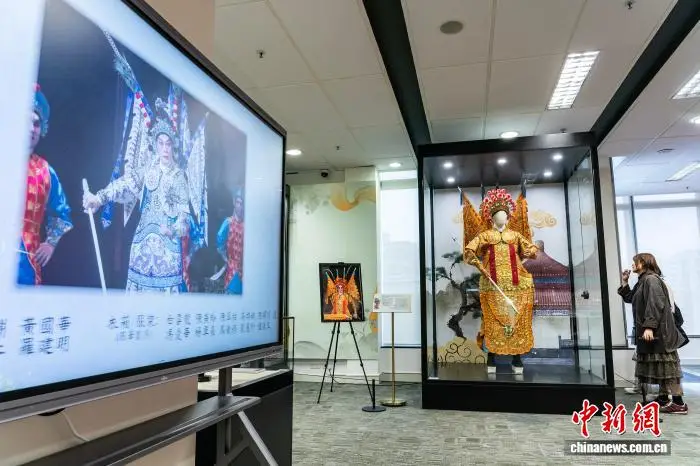 香港都會大學展出粵劇名伶經典戲服