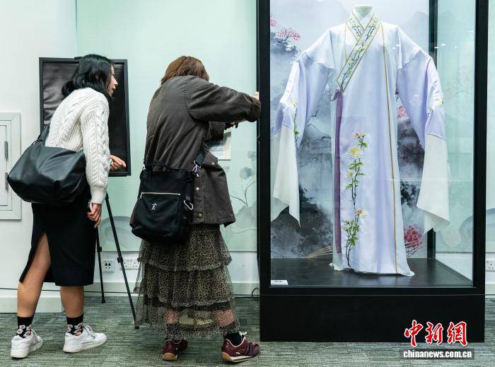 香港都會大學展出粵劇名伶經典戲服