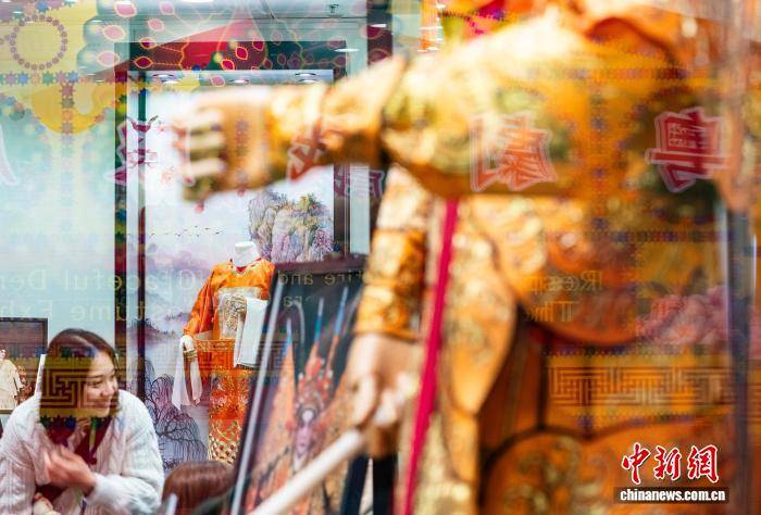 香港都會大學展出粵劇名伶經典戲服