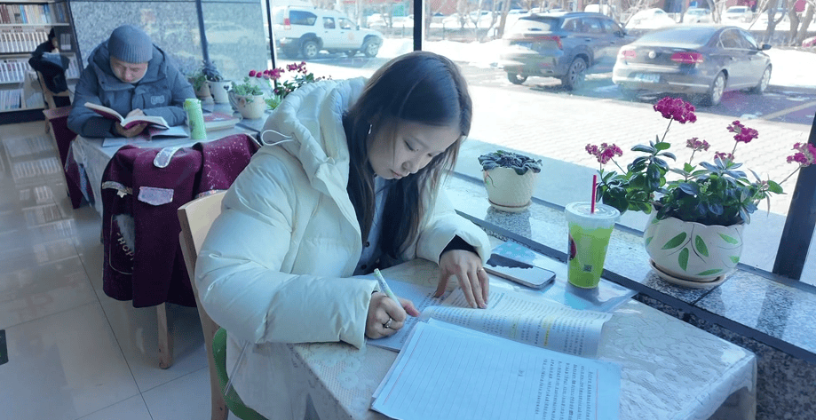 特克斯縣新華書店、圖書館成假期熱門打卡地