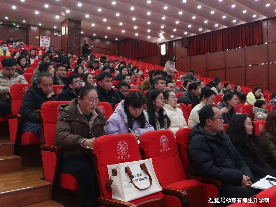 鄭州經濟技術開發區八一中學教研科研，深耕課堂改革，賦能師生成長