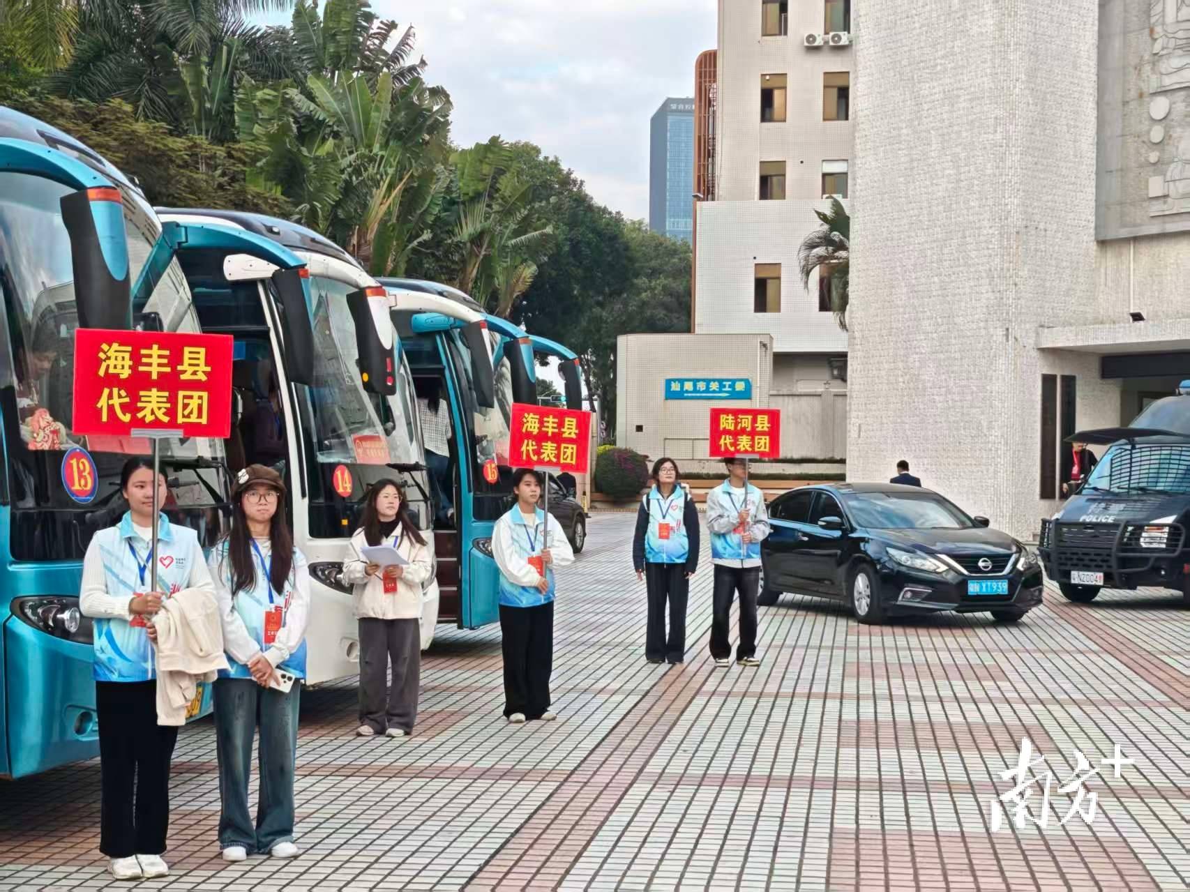 大學生“志願藍”閃耀2026年汕尾市兩會