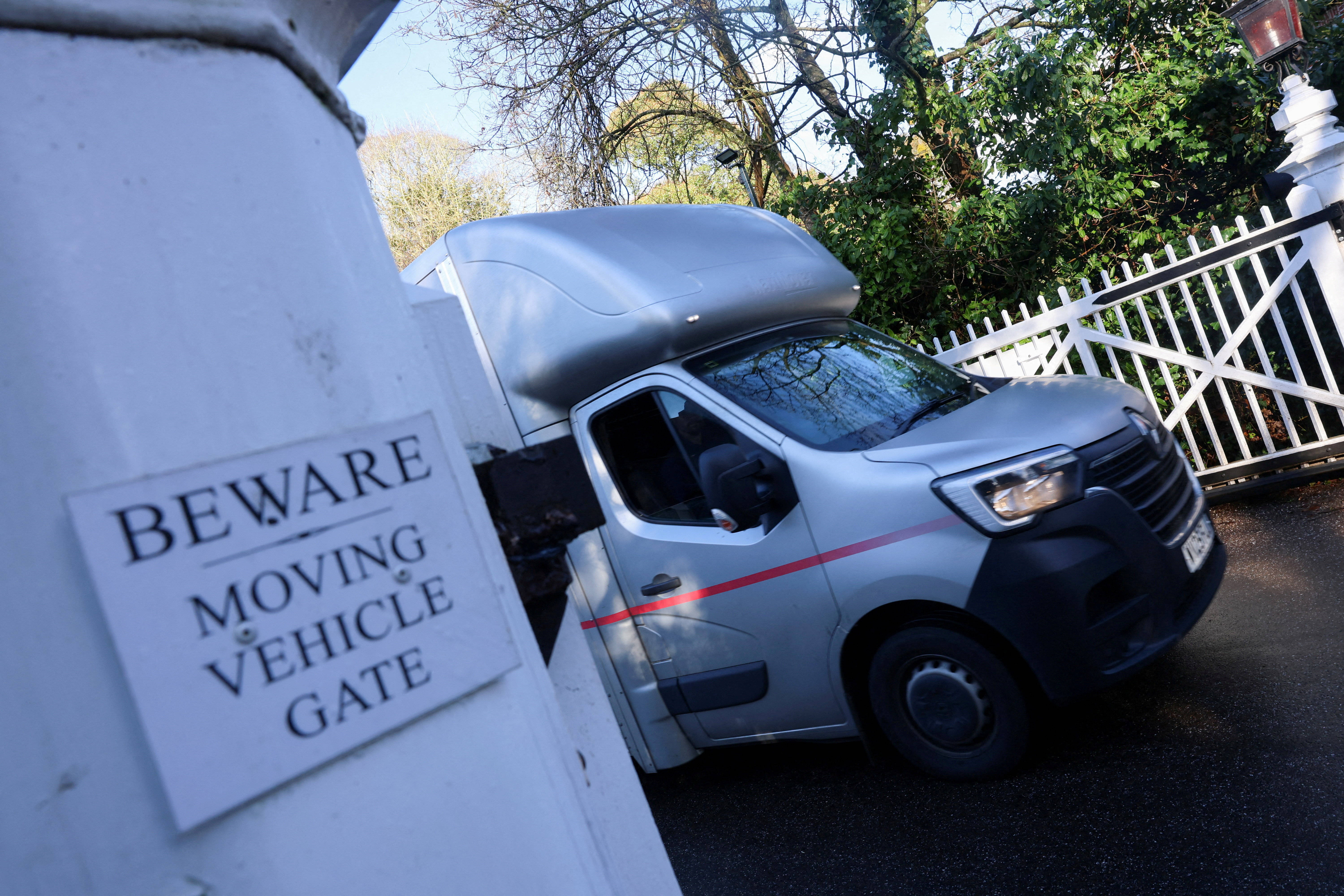 （外代一線）愛潑斯坦案新檔案公開後 英王之弟安德魯連夜搬家