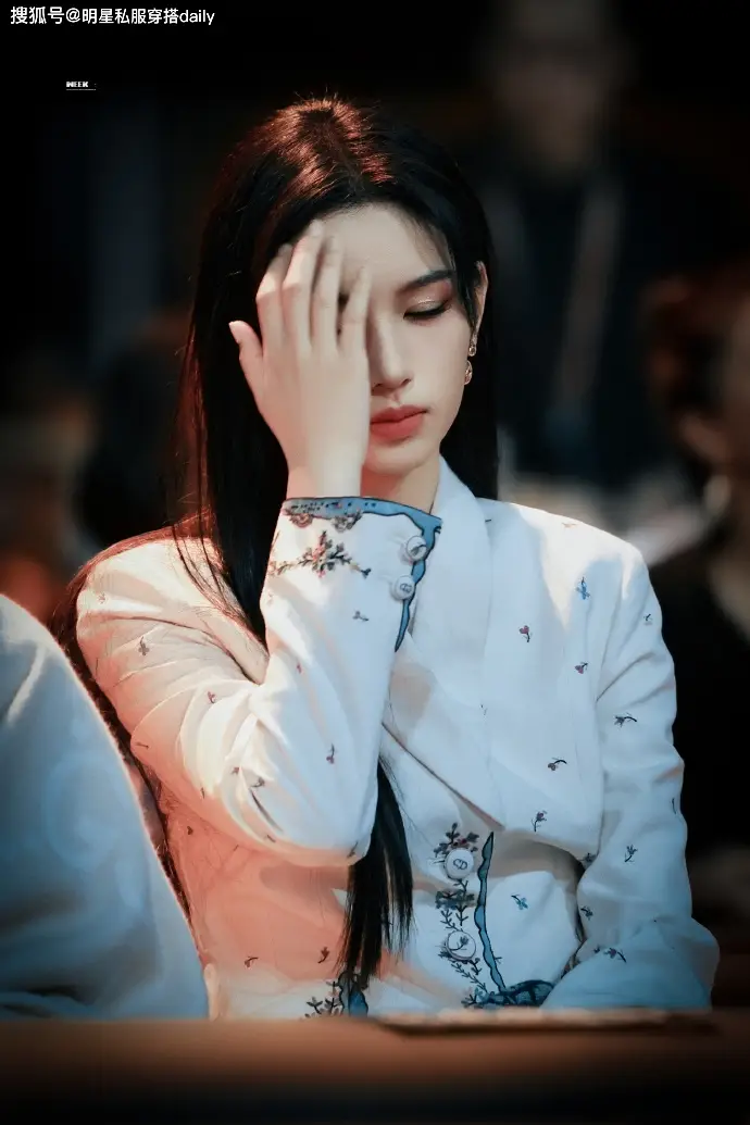 原創周也換了新風格“美的像油畫少女”，穿刺繡西裝搭牛仔褲，真的颯