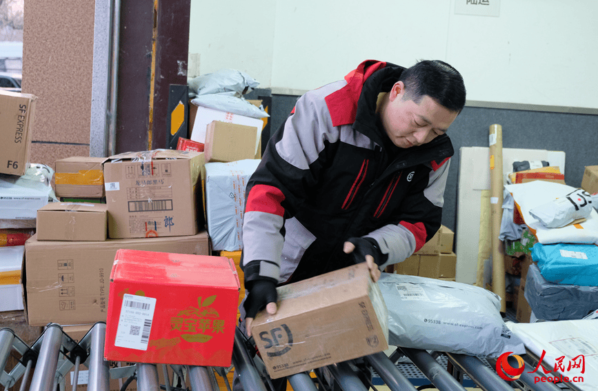 新春走基層 | 快遞小哥成勞模大哥