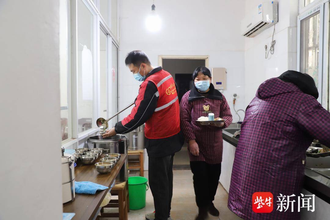 新春走基層｜快遞小哥和老人們的飯搭子“約定”：一頓熱飯、兩載陪伴