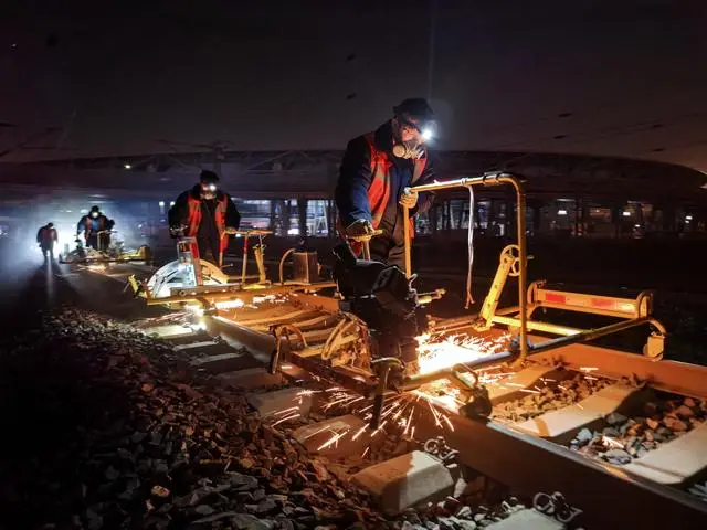 新春走基層｜寒夜火花飛濺，“鋼軌美容師”為高鐵磨軌