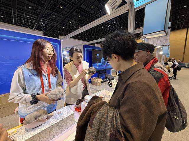 大學生志願者廟會講前沿科技