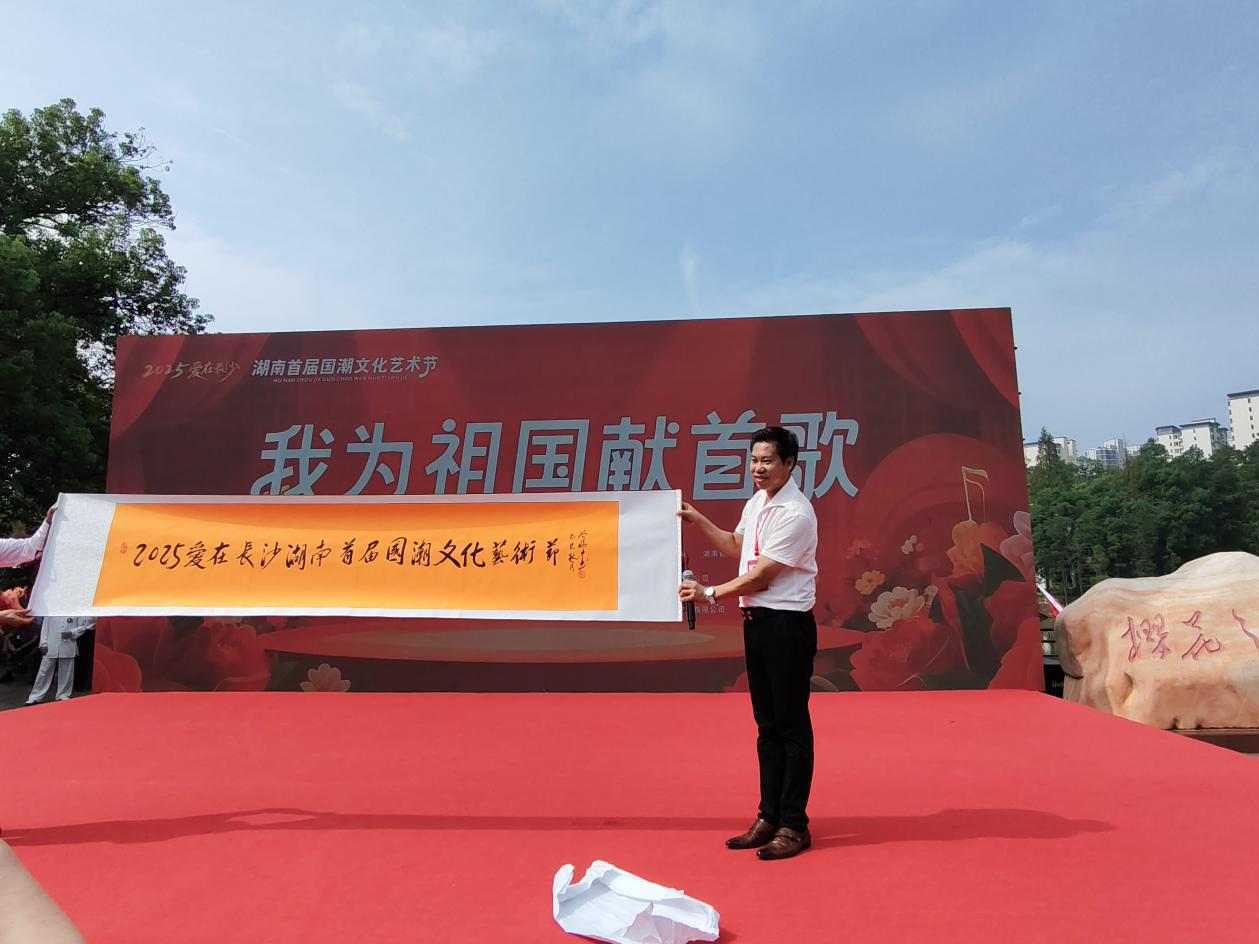 紮根人民 書法“五進”——曾昭才先生的藝術堅守與人民情懷