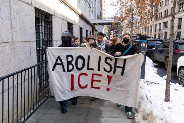 假扮警察強闖哥大！ICE抓女留學生，紐約市長找特朗普撈人