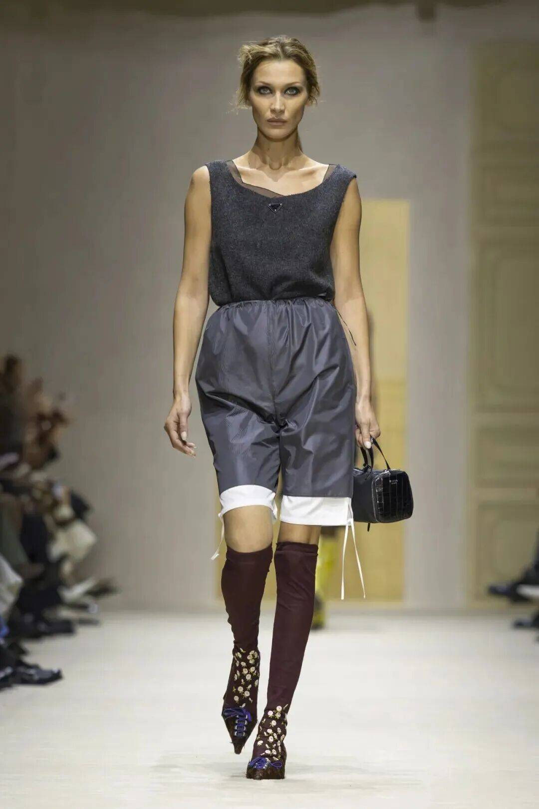 十五位女性，六十套造型，Prada 如何理解穿著