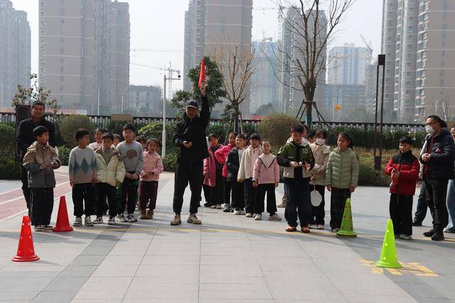 鄭州這所小學將開學前的收心會開在了社羣裡……