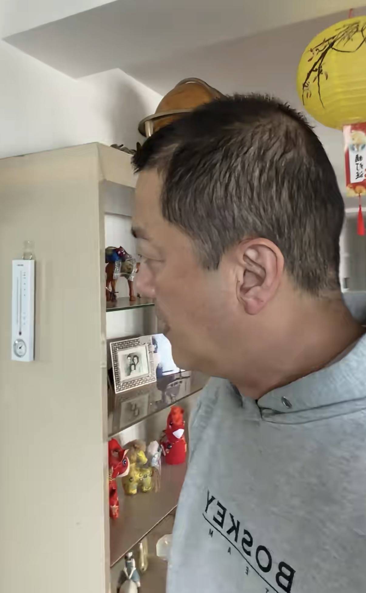 原創李亞鵬母子過元宵節，在北京住100平小房，傢俱裝修老氣像30年前