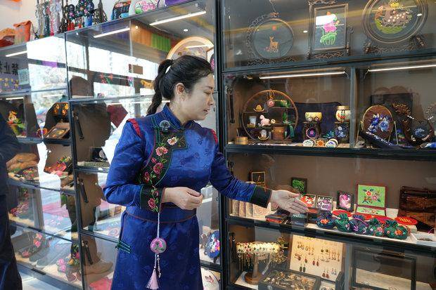 老額吉遇上新思路：札薩克圖刺繡讓科爾沁技藝“活”起來