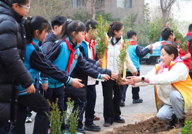 原創臨沂三河口小學開展植樹節進社羣活動
