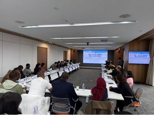 多國法律精英對話武漢仲裁委 國際商事解紛的“武仲方案”受關注