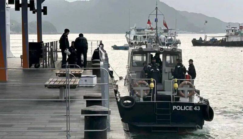 香港碼頭驚現一具女性浮屍，身上綁有磚頭