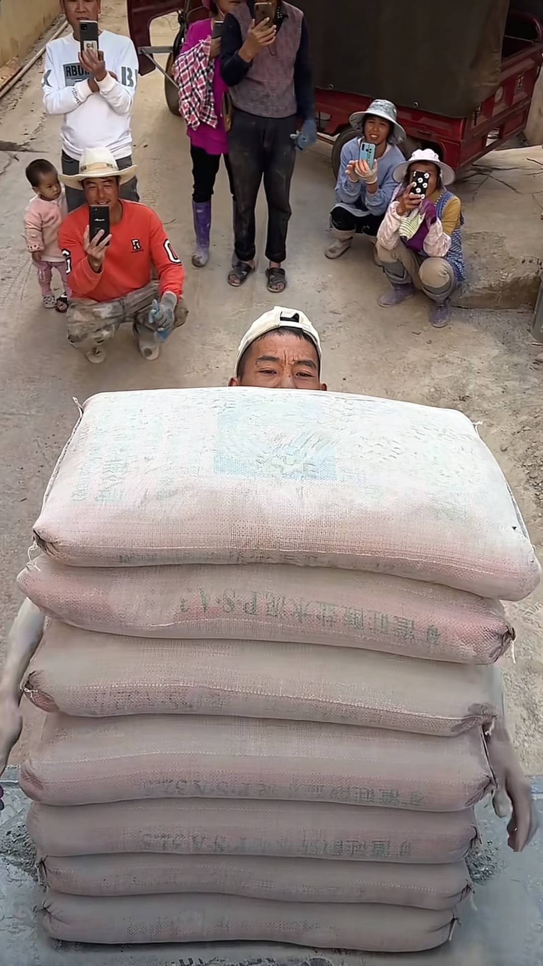 雲南男子力大無比 雙手抱起七包水泥