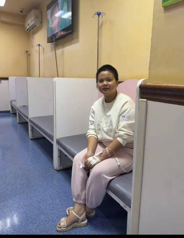 22歲女孩地鐵吐血後脫外套將地板擦乾，當事人：不想把別人鞋子弄髒，自己病情嚴重，當天還收到病危通知