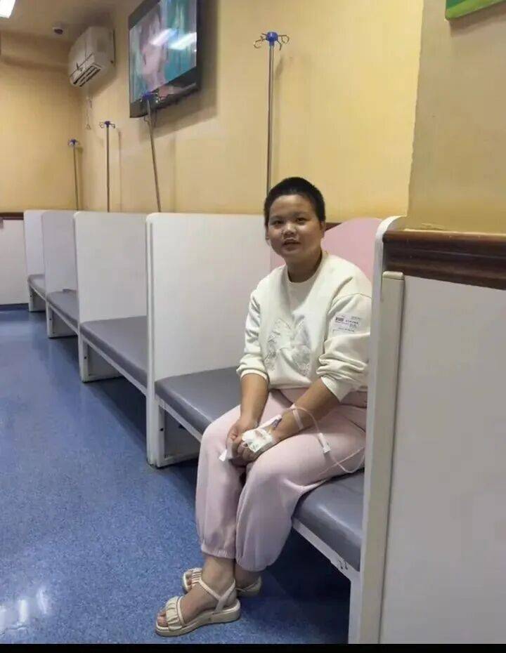 重慶地鐵上，女孩咳血後脫外套將地板擦乾淨……本人回應