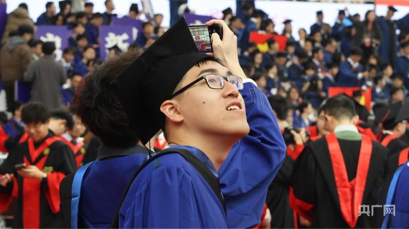圖｜心懷思源之情、破浪時代潮頭，上海交大研究生迎來畢業典禮
