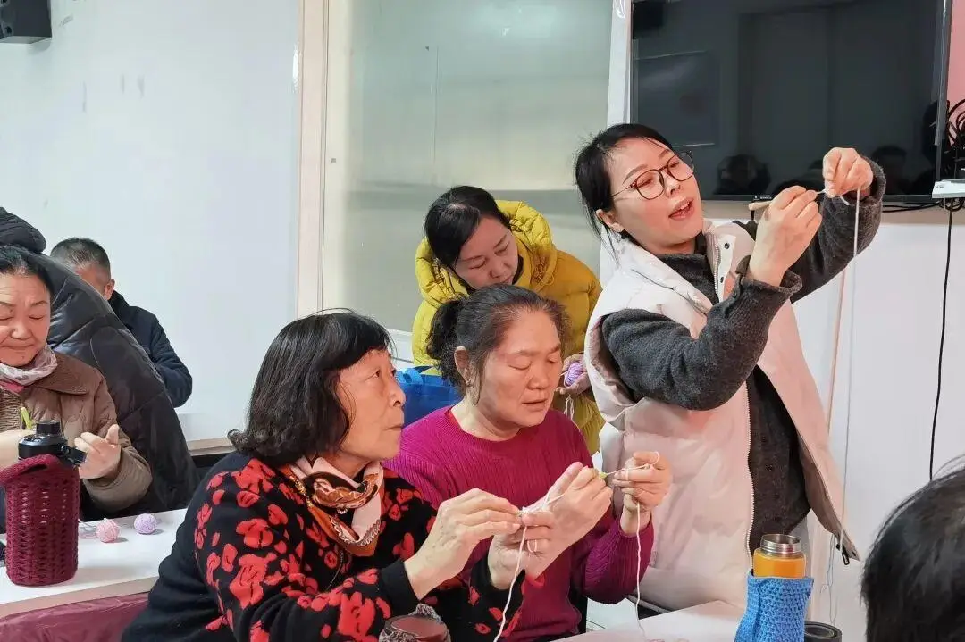 濟寧老年大學社羣老年學堂，解鎖非遺鉤織“訂單式”新課堂