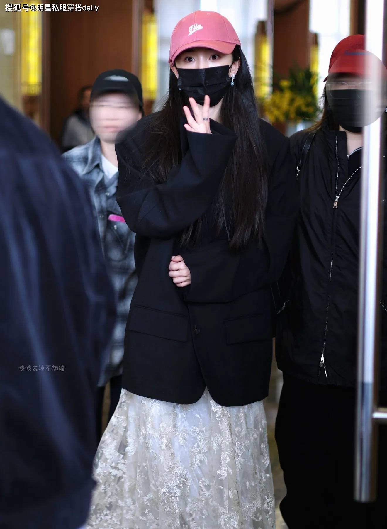 原創楊冪機場穿搭又火了！黑色西裝+白色刺繡半身裙，沒有穿搭瓶頸