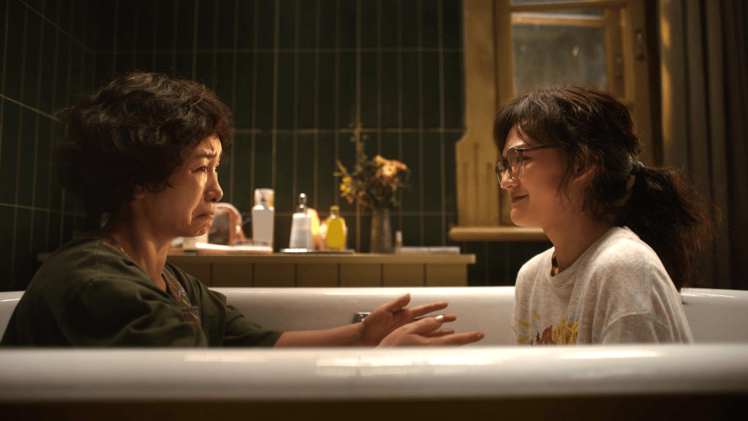 這部勇敢、輕盈的女性電影，給壓抑的清明檔一線光亮