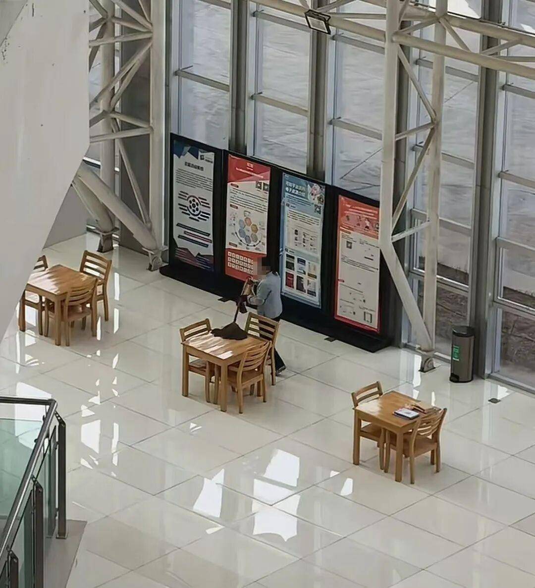 蘭州一圖書館保潔員用拖把拖地又拖桌子，圖書館：保潔員屬於物業公司，已批評並懲戒