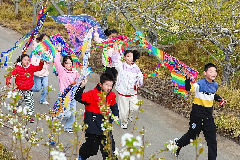 已放春假的小學生，來交作業了！
