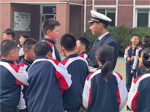 “海軍藍”走進桃源小學 “微軍訓”讓紅色基因浸潤校園