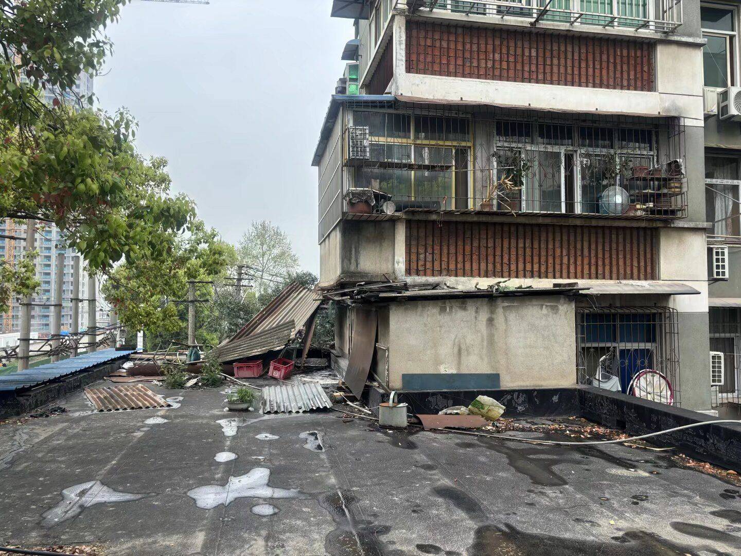 5噸雜物“搬家”，頭頂隱患清零，青山區白玉山街道煥新社羣“天際線”