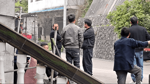 採煤致山體開裂，貴州一村400多名村民房屋千瘡百孔無處可搬，申請宅基地被推脫，包村領導：你就去依法起訴啊