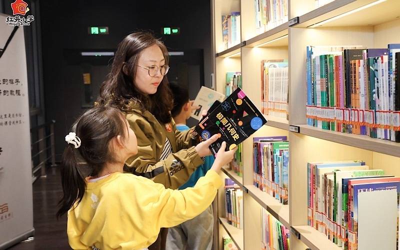 海淀圖書館永豐館開啟“圖書館奇妙夜” 80名小讀者沉浸式體驗“小館員”