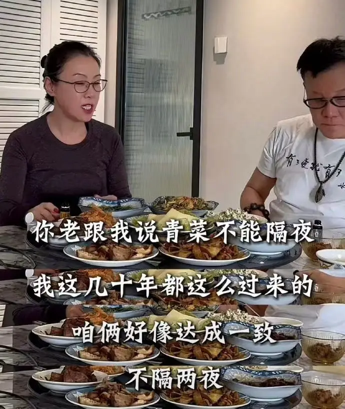 李國慶曬夫妻日常：常吃剩菜坐經濟艙，買了新家忙裝修