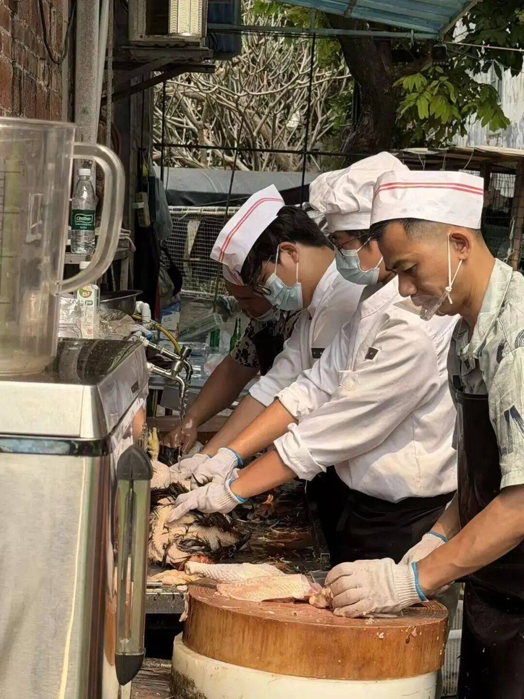 一群大學生，“扛”下莫氏雞煲週末客流高峰