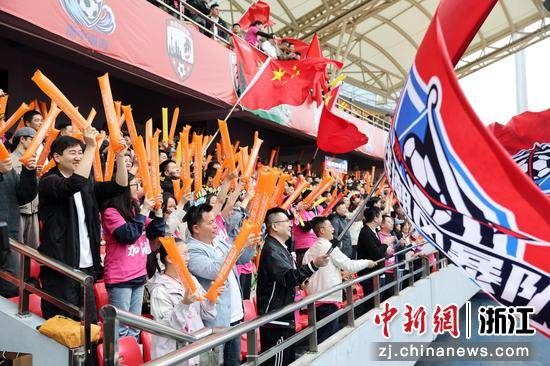 “包郵區”快遞小哥足球賽在浙江杭州上演